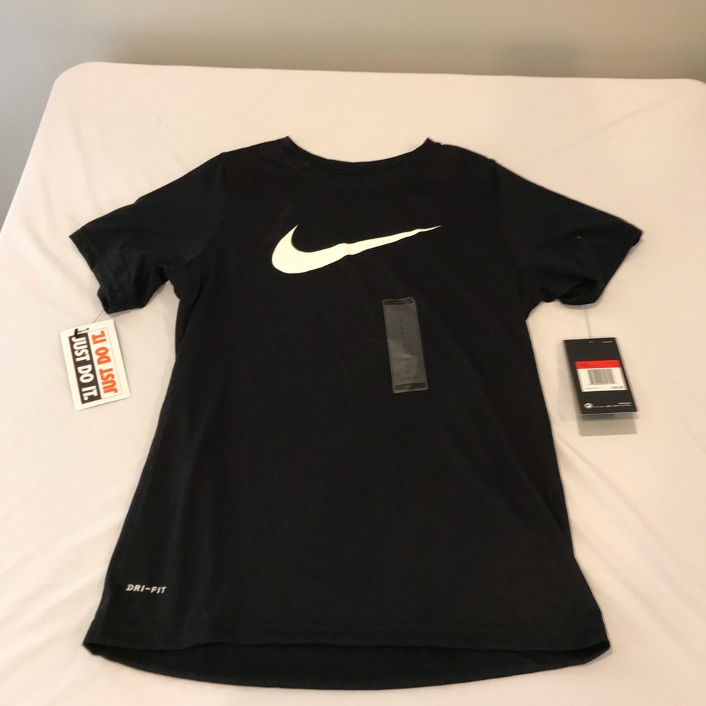 Nike Dri-Fit Anti Odor boy’s shirt black☀️